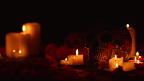 naturaleza muerta de cráneo decorado rodeado de velas celebrando la fiesta mexicana de dia de muertos o día de los muertos 5