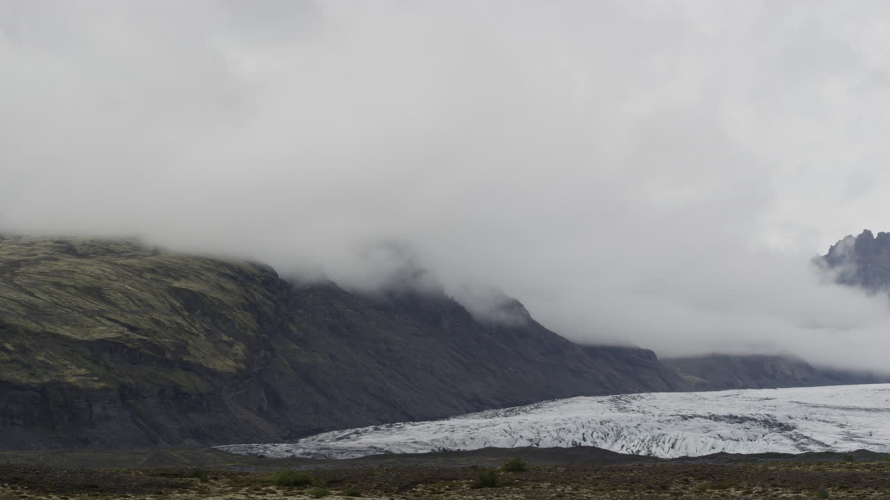 fjallsárlón islandia, toma panorámica cinematográfica de izquierda a derecha del duro y helado paisaje glacial
