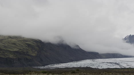 fjallsárlón iceland, cinematic left to right panning shot of the harsh and frozen glacial landscape