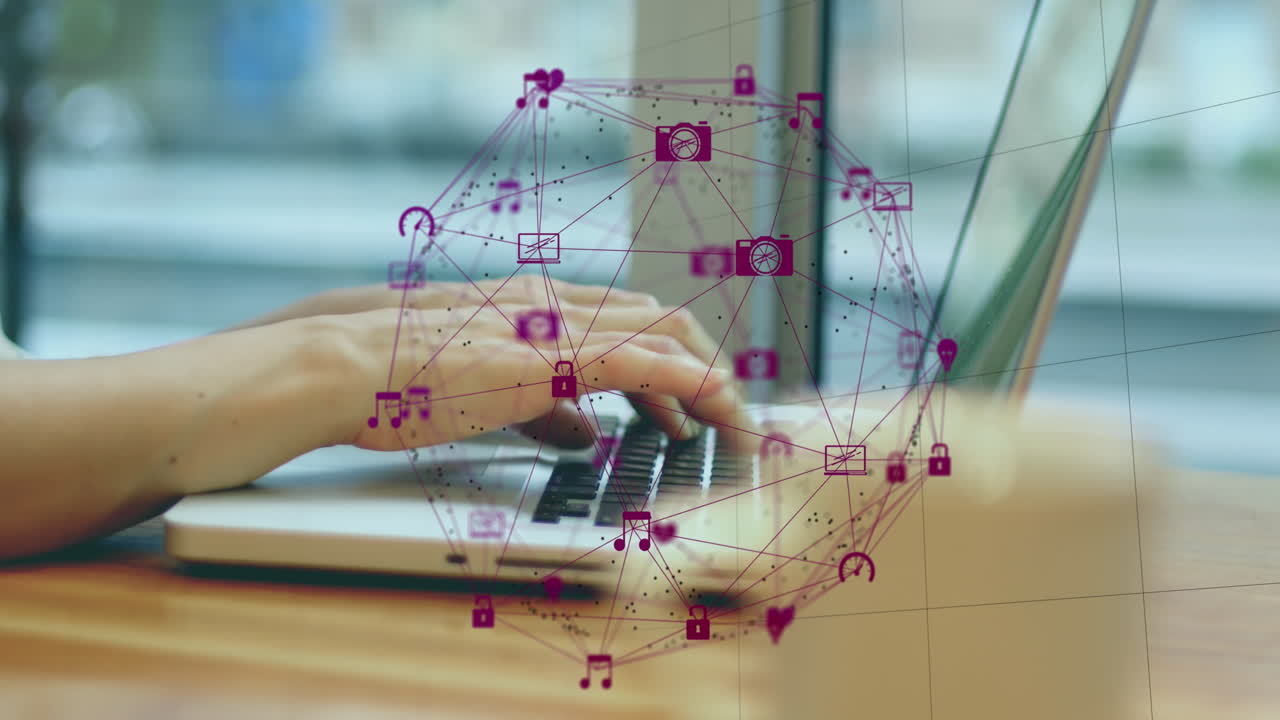 카페에서 노트북을 사용하는 여성의 중간 섹션을 가로질러 회전하는 디지털 아이콘의 전 세계 애니메이션