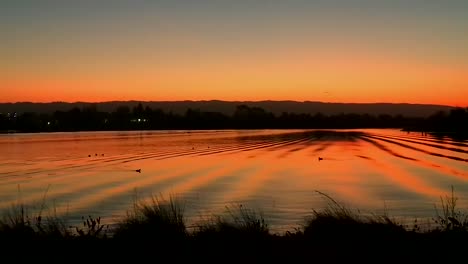 Un-Hermoso-Cielo-Crepuscular-Que-Se-Refleja-En-Un-Lago-En-Mountain-View,-California