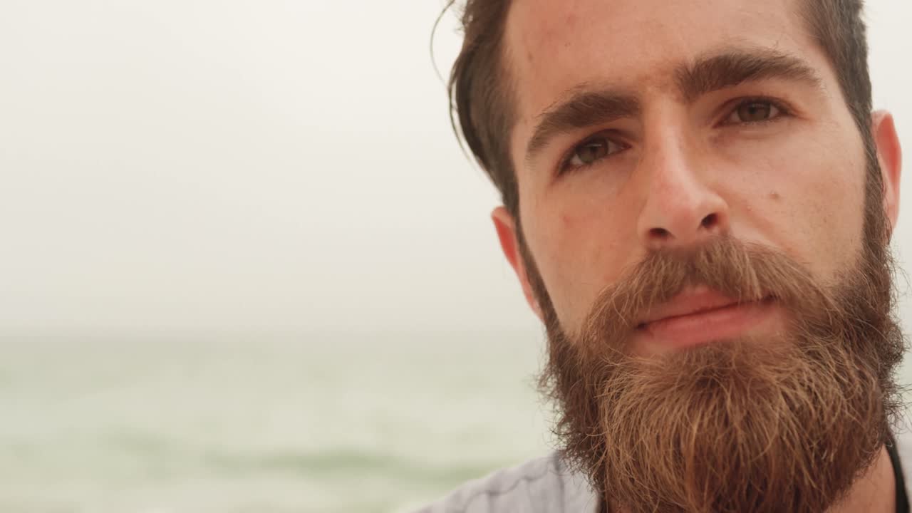 vista frontal de un hombre caucásico relajándose en la playa 4k