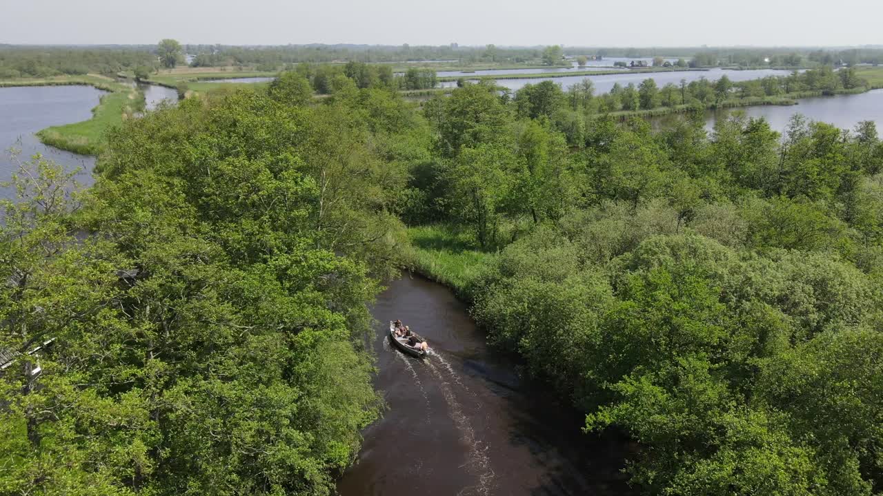 평화로운 보트 여행을 통해 네덜란드 자연