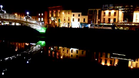 Vista-Nocturna-De-Los-Muelles-Del-Sur-Hacia-Templebar-En-El-Centro-De-La-Ciudad-De-Dublín-Cerca-Del-Puente-De-Medio-Penique