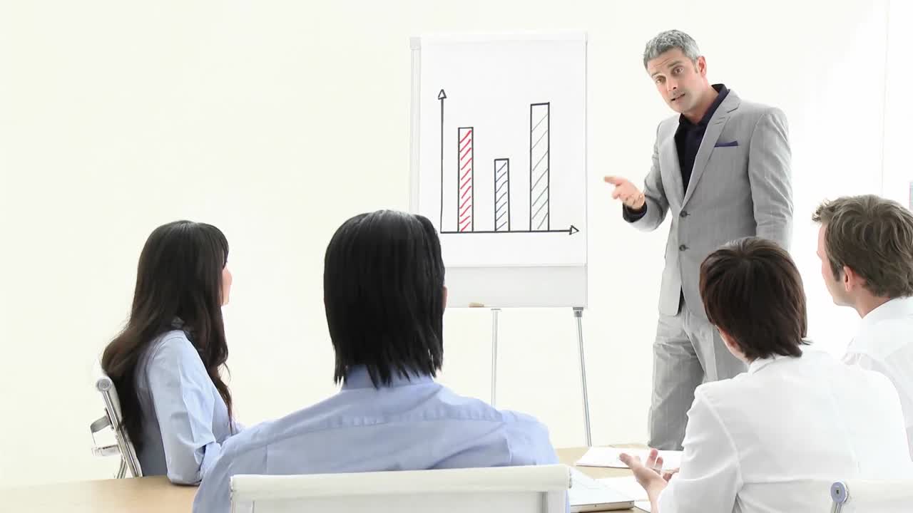 성숙 한 사업가 가 프레젠테이션 을 하고 있다
