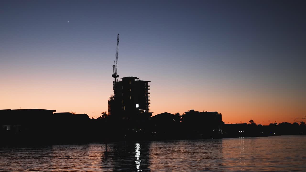 건설 현장 뒤에서 해가 지는 시간