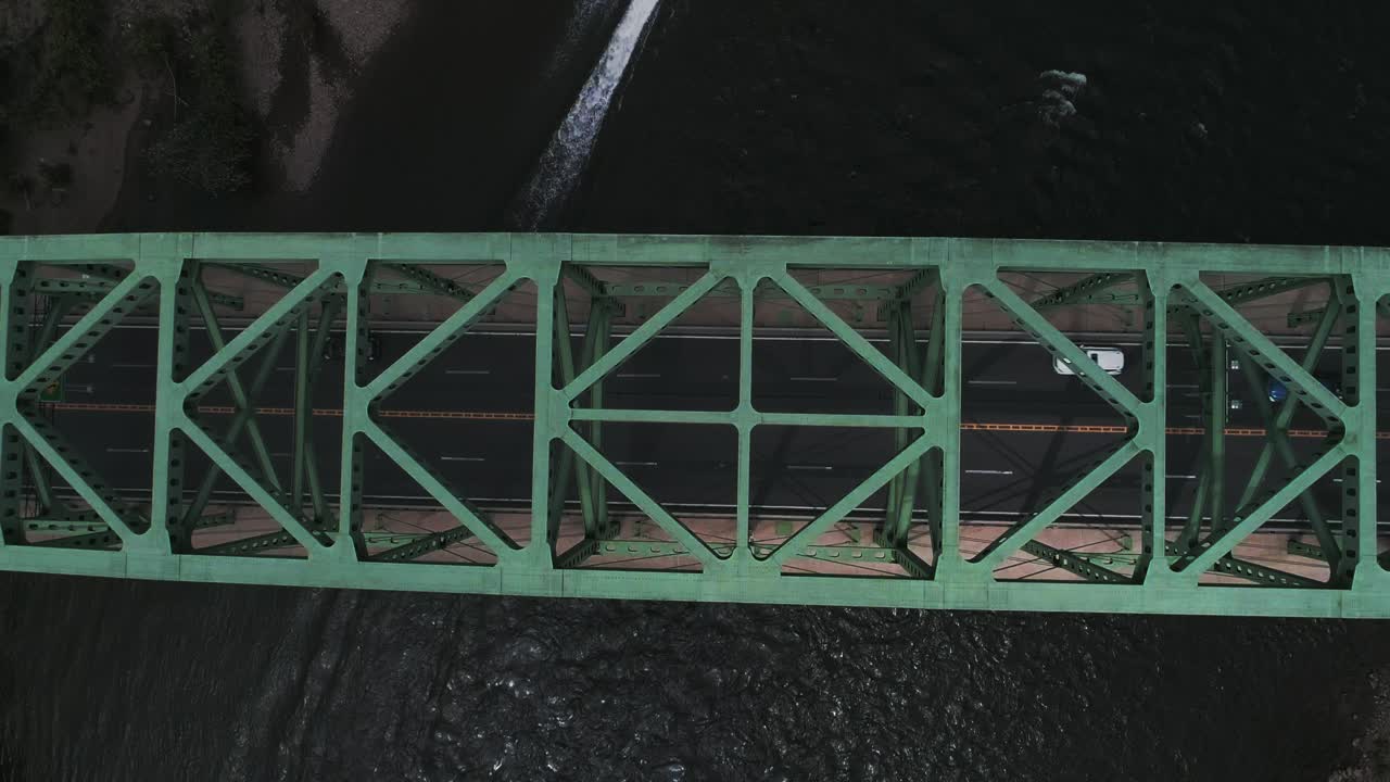 vista aérea de easton pa y delaware river boat conduciendo bajo el puente con coches conduciendo