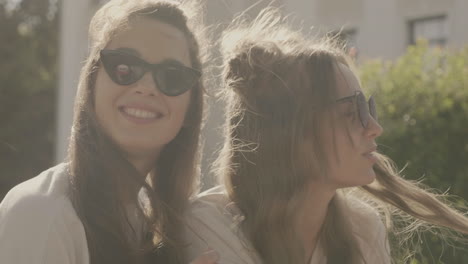 dos mujeres disfrutando de la luz del sol