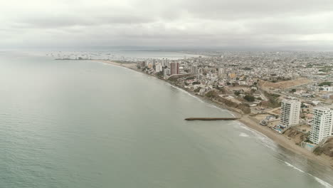 luftaufnahme von manta in manabi, ecuador, im hintergrund der manta-hafen