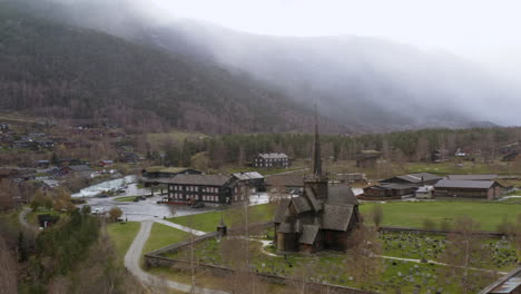 vista aérea de la iglesia de lom stave durante la tormenta de nieve en noruega - disparo de drones