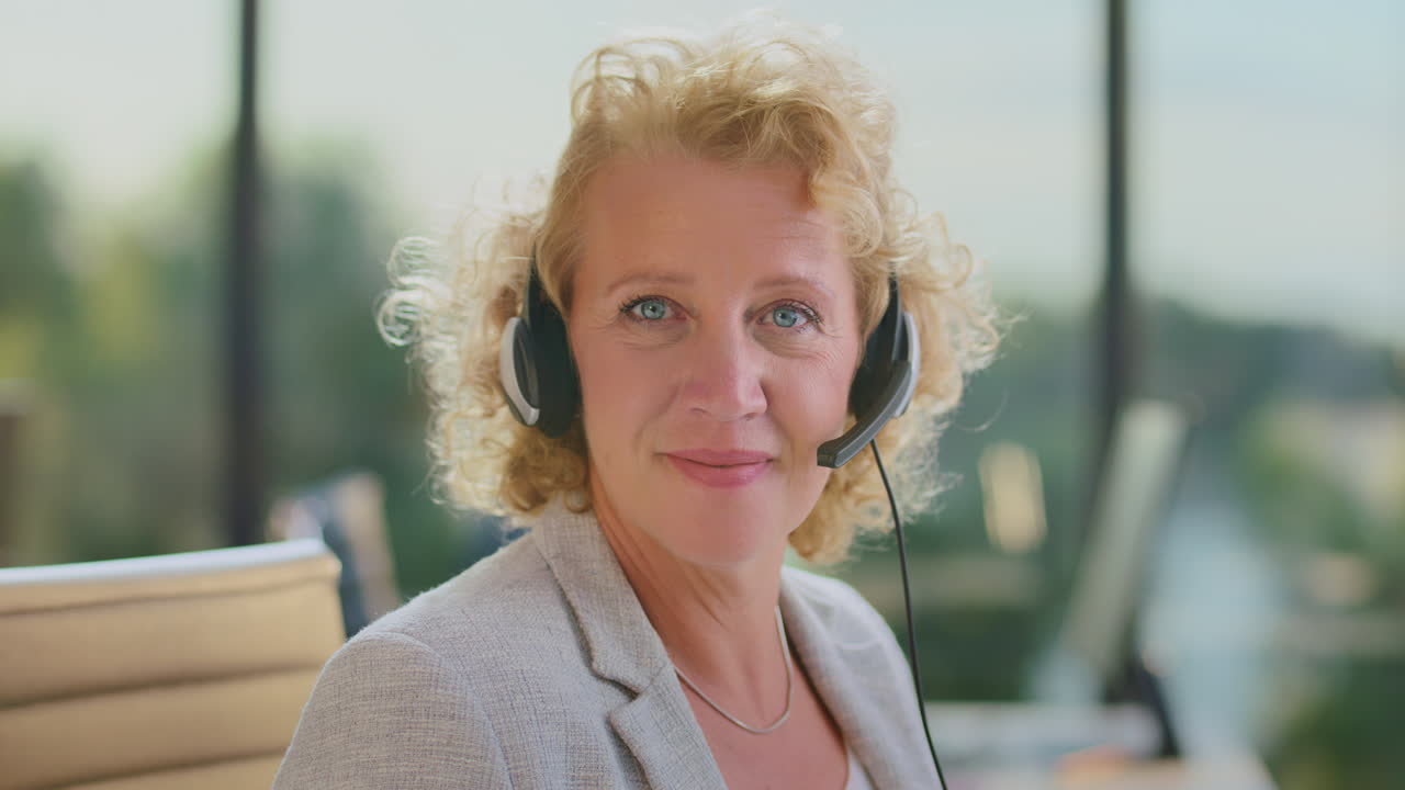 Smilende kundeservicerepresentant
