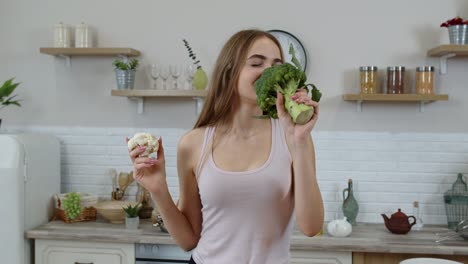 chica recomendando comer alimentos vegetales crudos. mostrando brócoli y coliflor. pérdida de peso, dieta