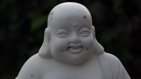 estatua de buda en una gran zona ajardinada