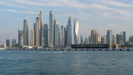 dubai marina rascacielos modernos horizonte frente al mar en jbr