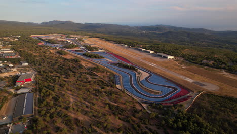 vista de pájaro del circuito de carreras con paneles solares vecinos.