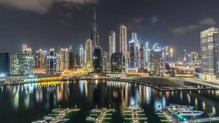 Accéléré d'un paysage nocturne du front de mer du centre-ville de Dubaï aux Émirats arabes unis