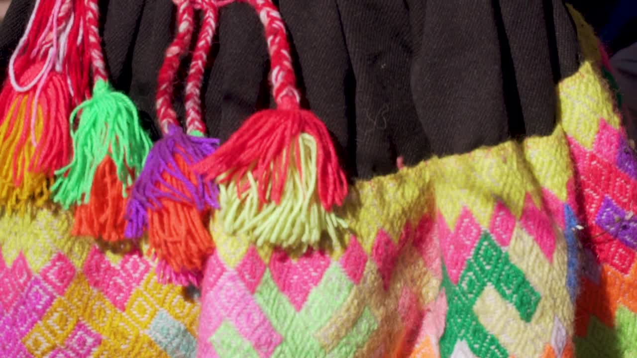 ropa de niña de los niños de la aldea peruana joven.mp4