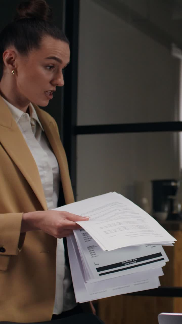 mujer de negocios revisando documentos en una oficina moderna