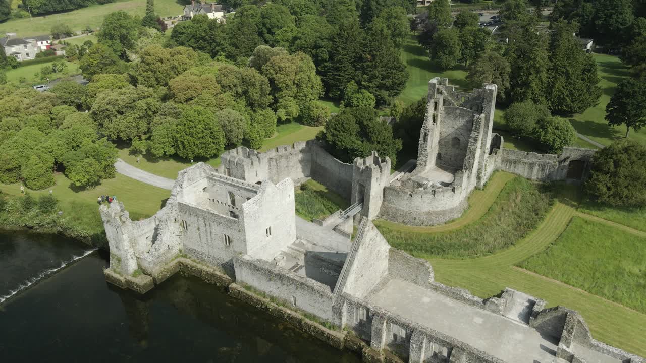 Vista aerea del Castello di Desmond Adare circondato da un paesaggio verde lussureggiante ad Ashgrove, Adare, Contea di Limerick, Irlanda