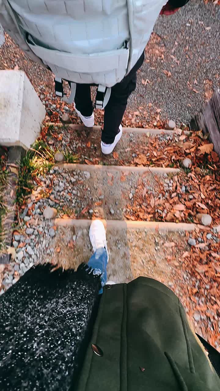 subiendo escaleras en otoño