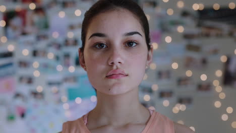 Porträt-Eines-Schönen-Teenager-Mädchens,-Das-Selbstbewusst-Aussieht,-Teenager-Zu-Hause,-Teenager-Selbstbildkonzept,-4K-Videos