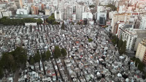 Toma-Aérea-Inclinada-Hacia-Arriba-Que-Revela-El-Cementerio-De-La-Recoleta-Al-Atardecer-En-Buenos-Aires