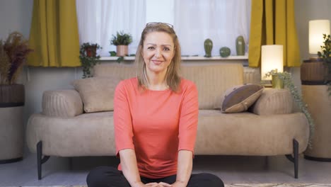 Woman-smiling-at-camera