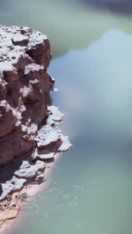 el acantilado rocoso se encuentra con el agua tranquila