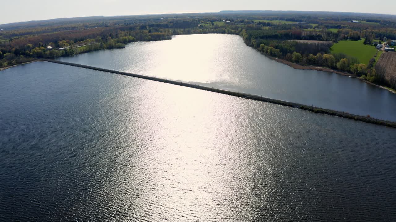 аэрофотоснимок водохранилища маунтсберг, расположенного в пуслинче, штат онтарио