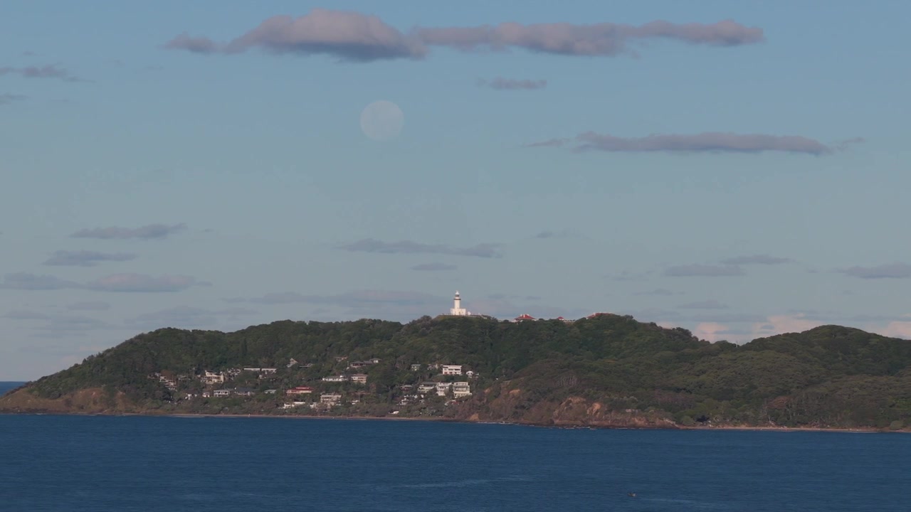 Faro di Cape Byron e costa di Wategos lungo Byron Bay, Nuovo Galles del Sud, Australia. Ripresa aerea