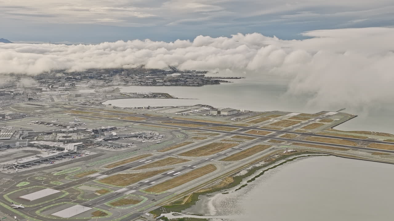 burlingame california air v7 high flyover ingold milldale 및 millbrae 동네, 하늘에 두꺼운 구름이 있는 만 옆의 sfo 공항으로 확대 및 축소 - mavic 3 cine으로 촬영 - 2022년 6월