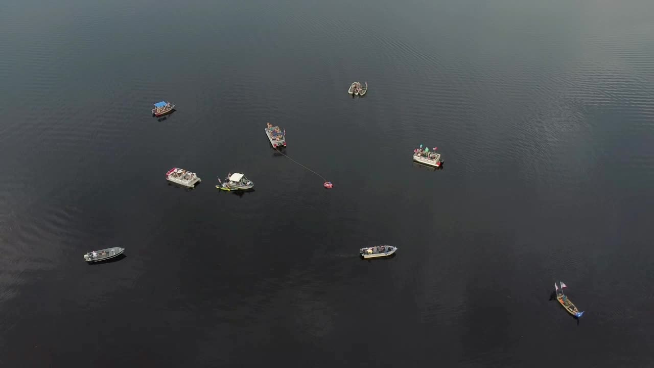 배와 호수의 공중