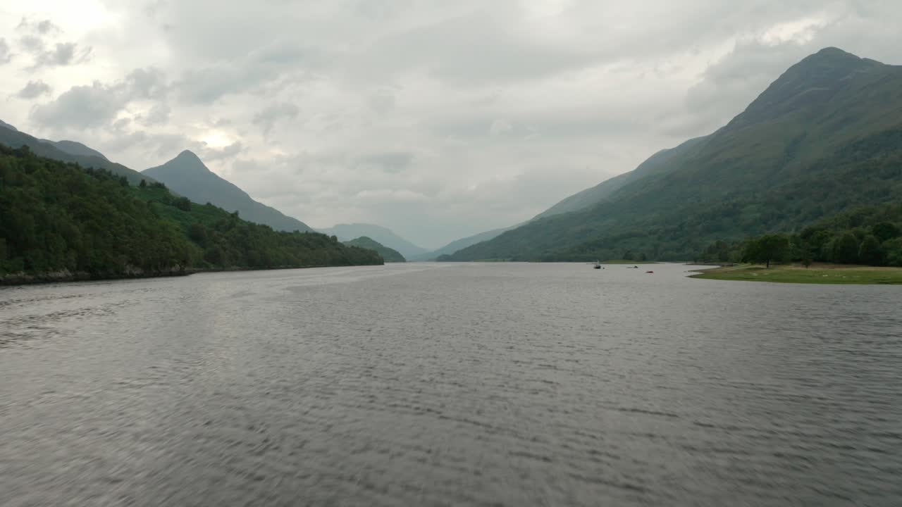스코틀랜드 호수 레븐 상공의 낮고 빠른 드론 샷