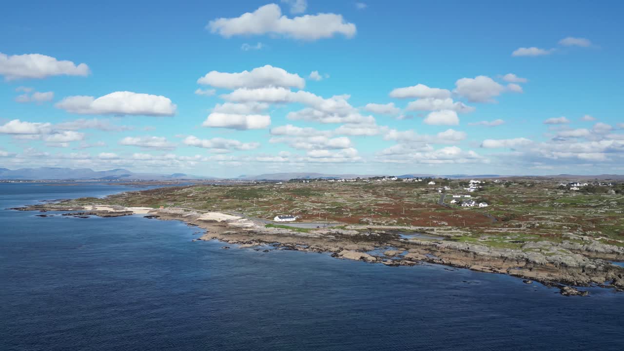 ballyconneely 근처의 mannin bay에 위치한 산호 해변의 영화 항공 영상, 상승하고 드러내는 드론  ⁇