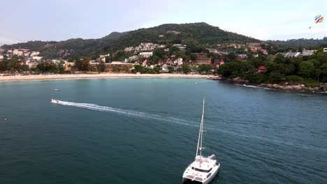 Luftflug-über-Weiße-Yacht-Mit-Parasailer-Vorbei-Am-über-Kata-Beach-In-Phuket