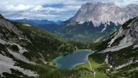 Vista-Aérea-De-La-Cordillera-De-Los-Alpes-En-Alemania-Con