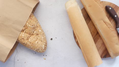 pan recién horneado en bolsa de papel