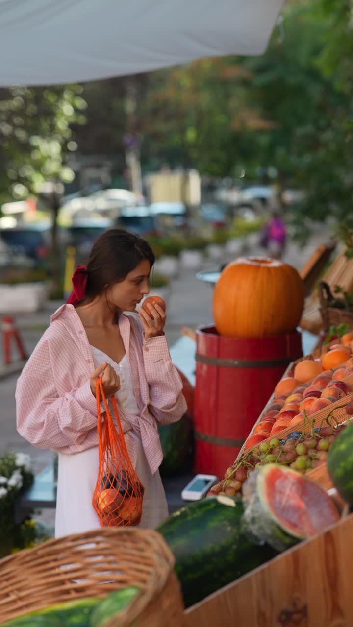 mujer comprando frutas en un mercado al aire libre