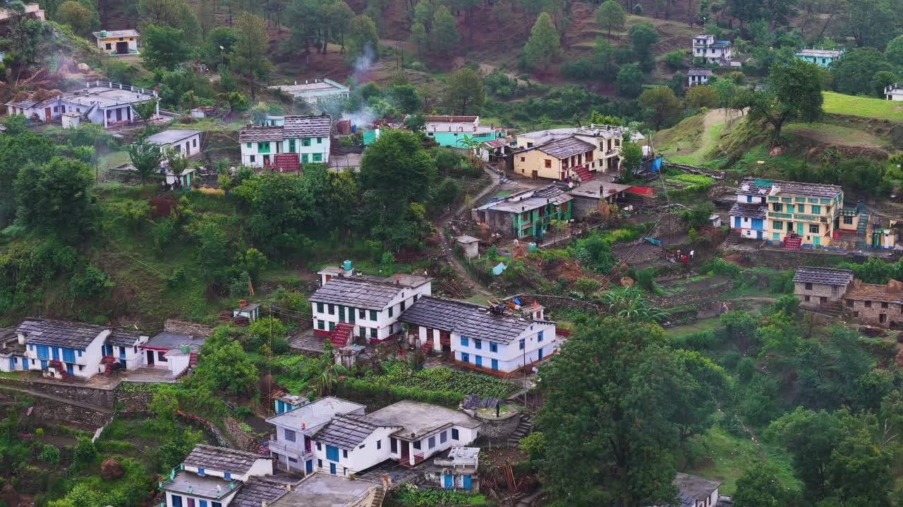 Cảnh quay drone từ trên cao ghi lại ánh sáng ban mai trên một ngôi làng miền núi yên bình.