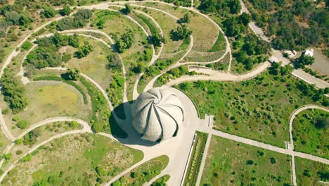 Incline-Hacia-Arriba-La-Vista-Aérea-Del-Templo-Bahai-De-Sudamérica-En-Un-Día-Soleado-Con-Un-Jardín-Envolvente-Hacia-La-Arquitectura,-Santiago,-Chile