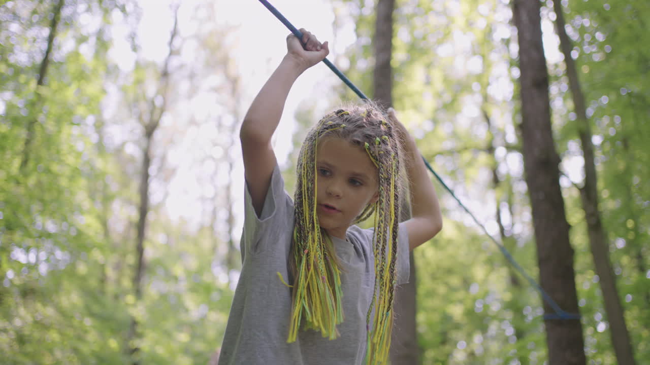 в летнем лагере моя дочь учится преодолевать канатные препятствия и скалолазание. учить детей о туризме и пеших прогулках