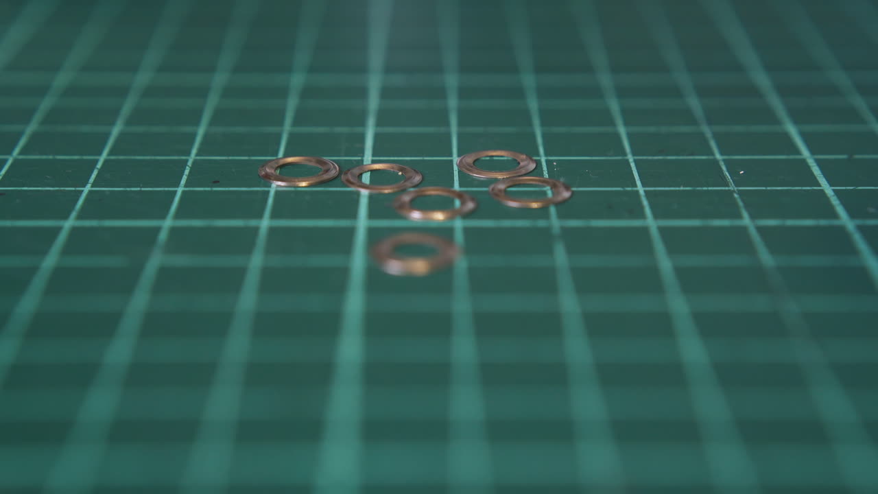 전문 디자이너는 은색 안구 세부 사항을 클로즈업으로 취합니다.