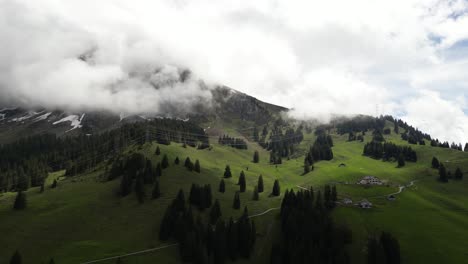 Fronalpstock-Glarus-Suiza-Antena-Hermoso-Valle-Verde-Justo-Debajo-De-Las-Nubes