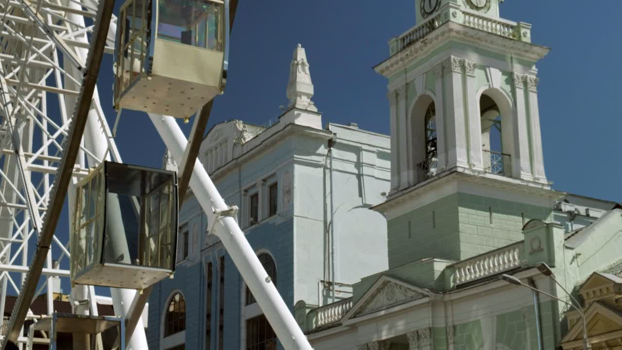 наклонный храм святой екатерины в киеве в обрамлении колеса обозрения в подоле