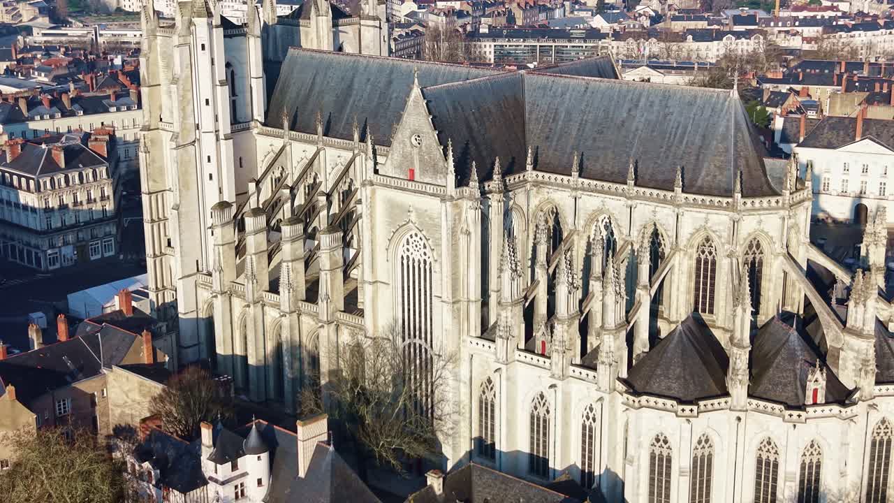 Drone che orbita vicino alla Cattedrale dei Santi Pietro e Paolo a Nantes