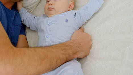 Padre-Y-Niño-De-Bahía-Durmiendo-En-El-Dormitorio-4k