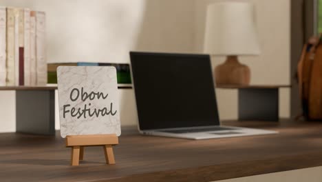 calendario en el escritorio de trabajo que muestra el festival de obon