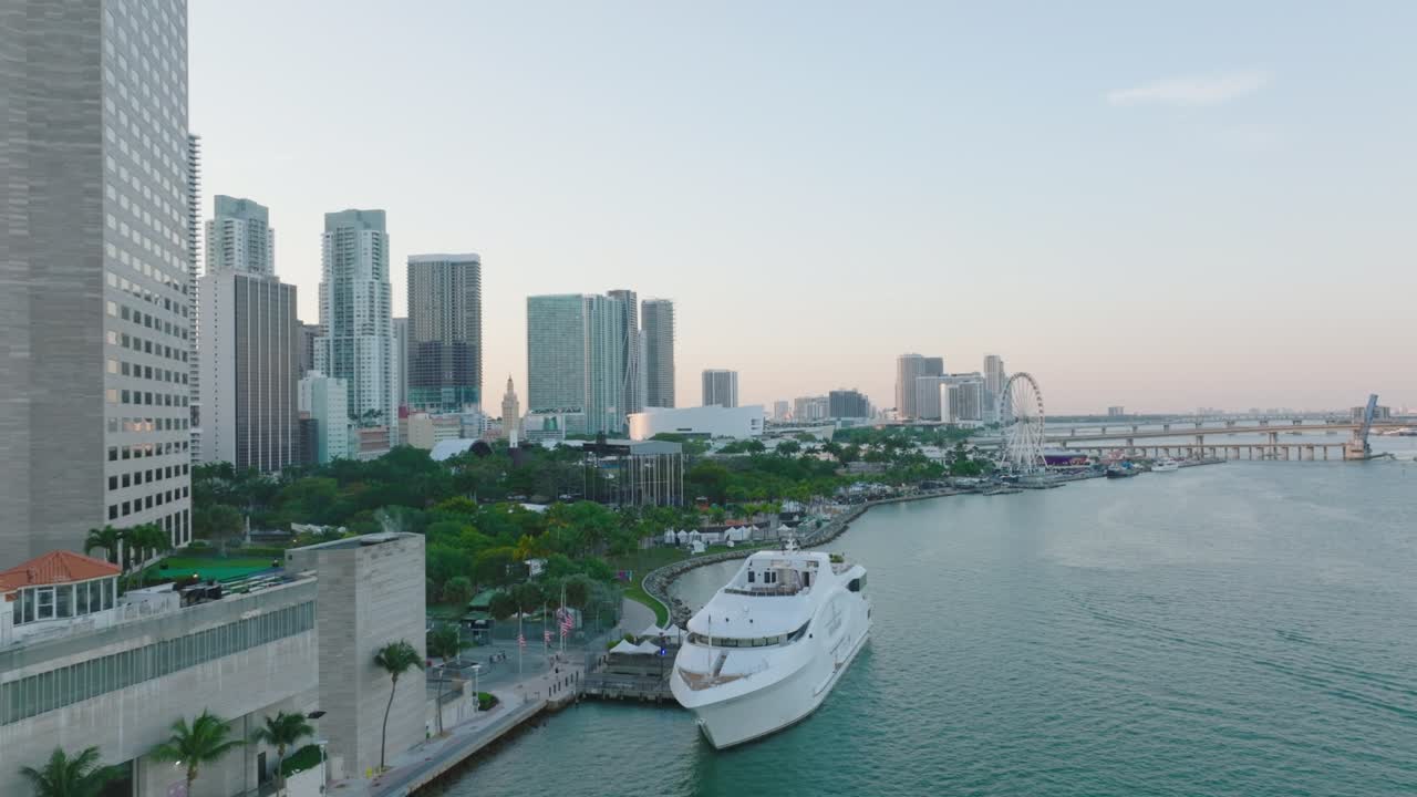 retirada del amarre del barco en el banco en la ciudad. revelando una vista panorámica del distrito urbano moderno y el puente sobre la bahía del mar. miami, ee.uu.