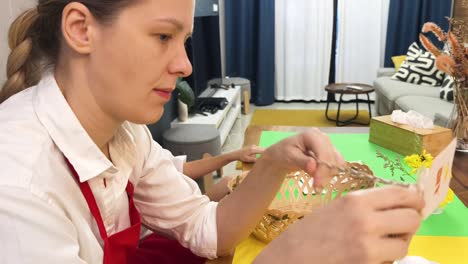 madre e hija haciendo artesanía juntos