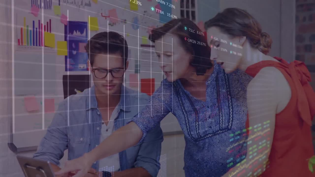 animación del procesamiento de datos financieros sobre diversas personas de negocios que usan tablets en la oficina